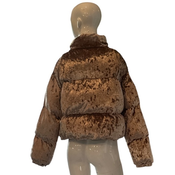 Fabletics Wonder Crush Velour Cropped Puffer Jacket in Teddy Size L - Picture 9 of 15